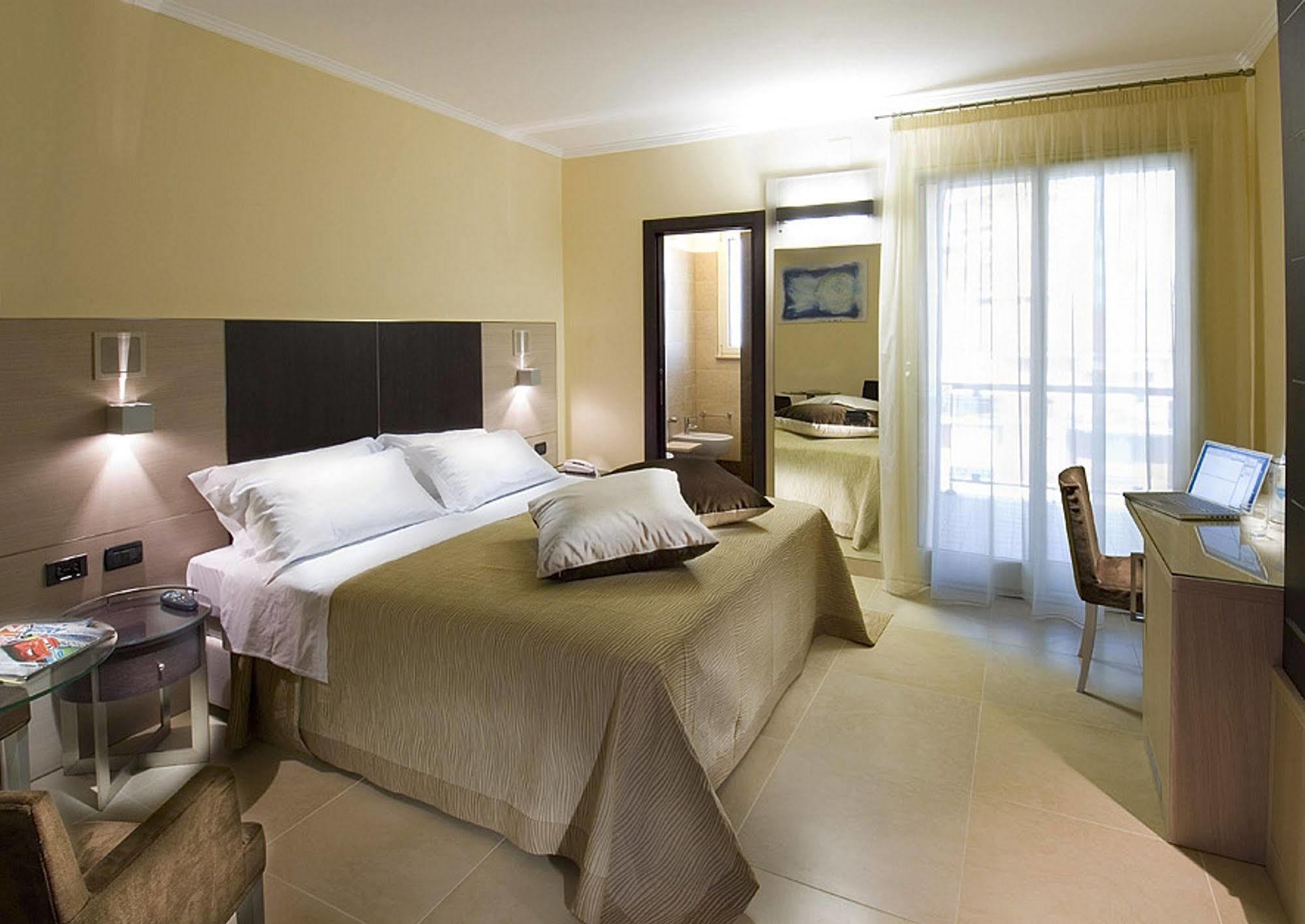 Hotel Imperial Сан-Бенедетто-дель-Тронто Екстер'єр фото