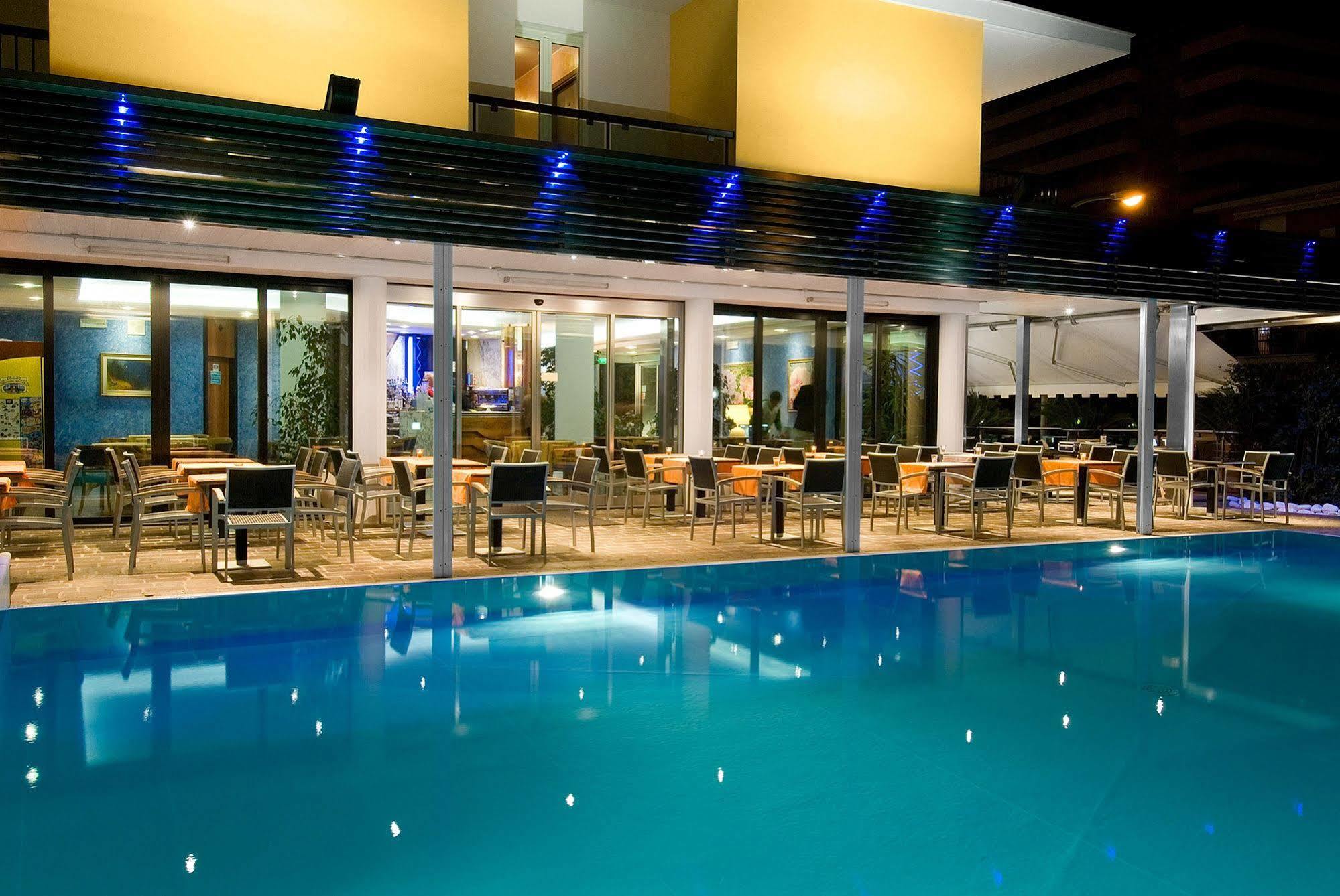 Hotel Imperial Сан-Бенедетто-дель-Тронто Екстер'єр фото